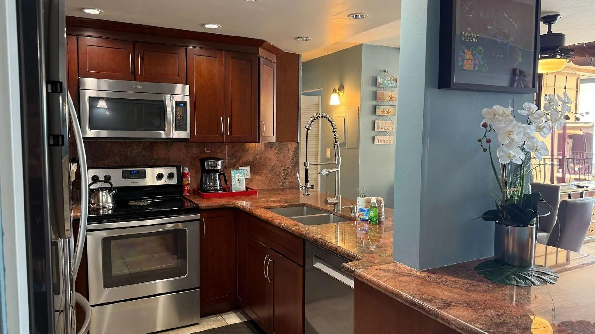 Oceanfront Escape, Molokai Views & Tropical Breezes Daire Kahana