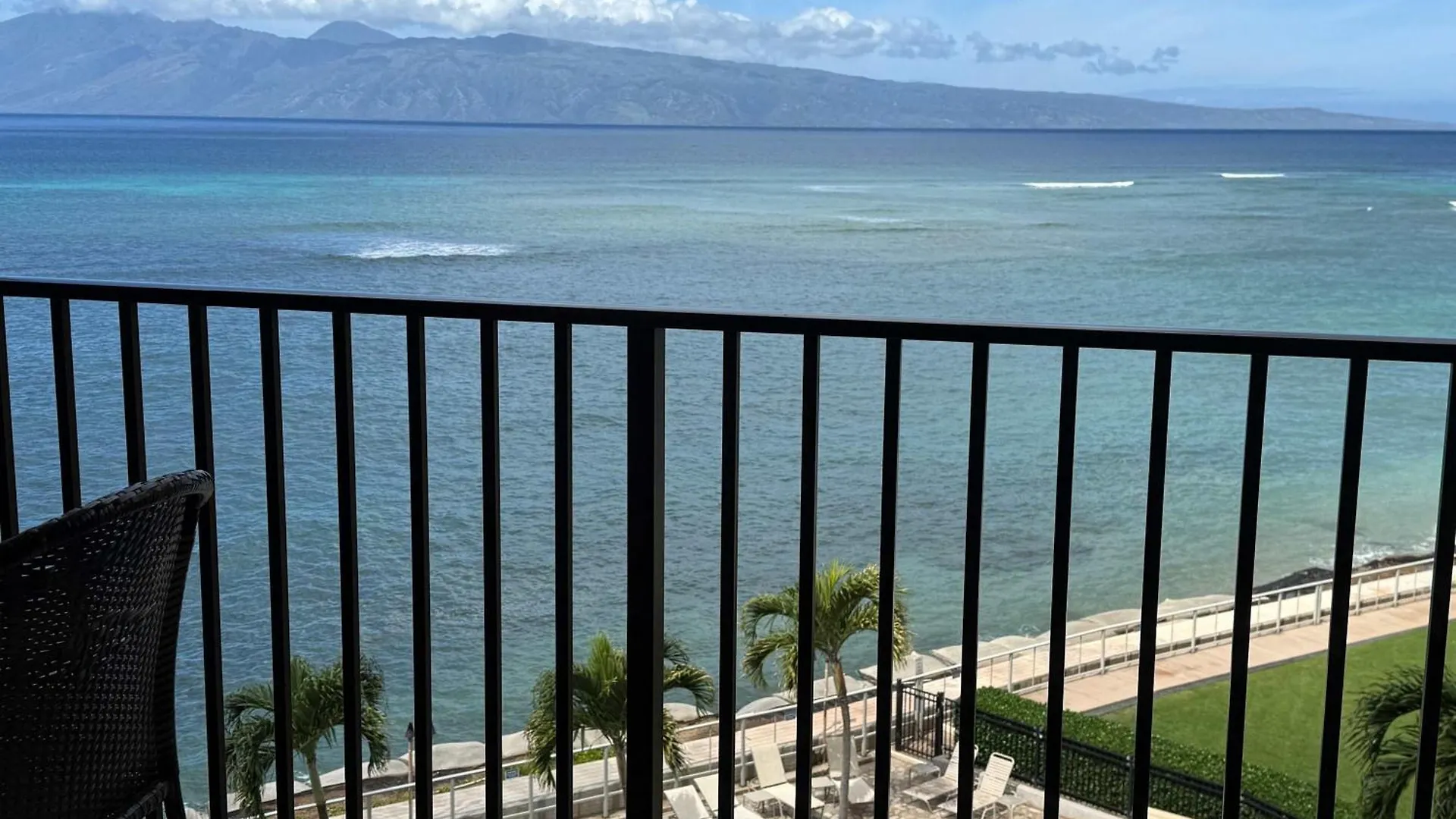 Oceanfront Escape, Molokai Views & Tropical Breezes Daire Kahana